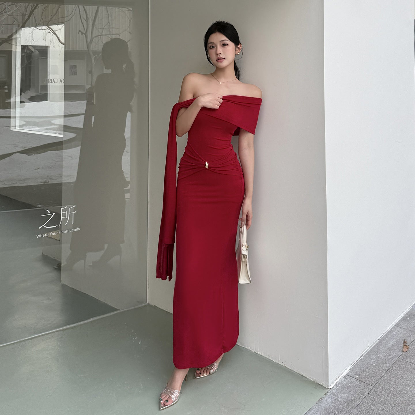 Waist tied dress with slanted shoulders and exposed shoulders