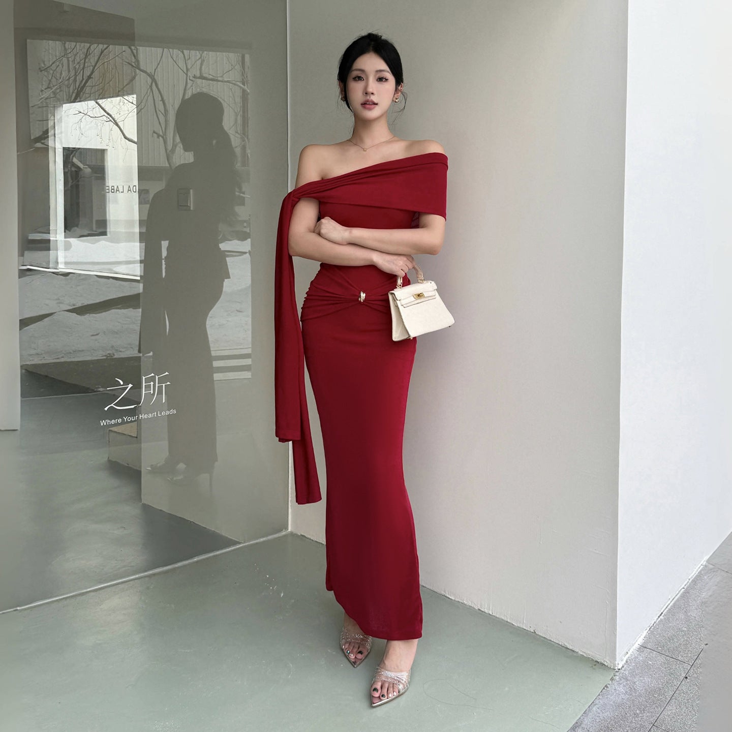 Waist tied dress with slanted shoulders and exposed shoulders